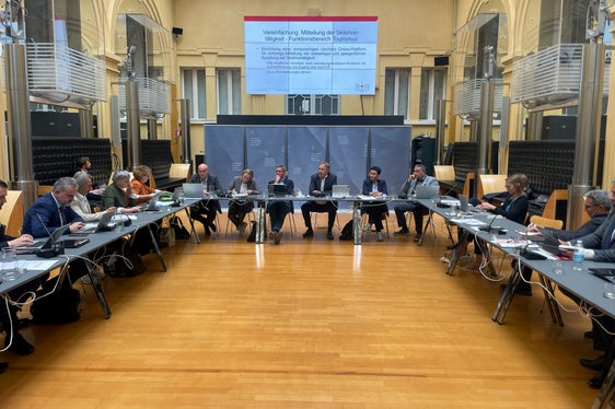 Bei einem Arbeitstisch diskutierten die höchsten Führungskräfte und die Landesregierung über das Thema Bürgernahe Landesverwaltung. (Foto: LPA/Gnews)