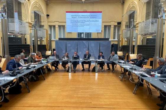 Bei einem Arbeitstisch diskutierten die höchsten Führungskräfte und die Landesregierung über das Thema Bürgernahe Landesverwaltung. (Foto: LPA/Gnews)