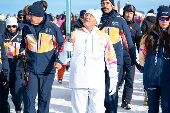 Andreas Zingerle volge lo sguardo ammirato alla fiamma olimpica. Un'emozione fortissima. (Foto: USP/Fabio Brucculeri)