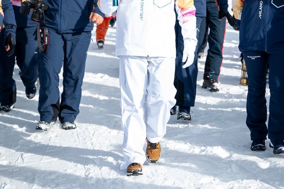 Andreas Zingerle blickt ehrfürchtig auf die olympische Fackel: Eine einmalige Erfahrung. (Foto: LPA/Fabio Brucculeri)