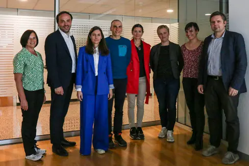 Konstruktiver Austausch zu den Bibliotheken in Südtirol: Renate Mair (Vorstandsmitglied BVS), Landesrat Achammer, Karin Hochrainer (Vorsitzende des Bibliotheksverbandes), Patrick Taschler (stellv. Vorsitzender des BVS), Edith Stobl, Brigitte Stabinger, Hélené Dussaussois und Stephan Leitner (Geschäftsführer des Bibliotheksverbands). (Foto: LPA/Ingrid Silginer)