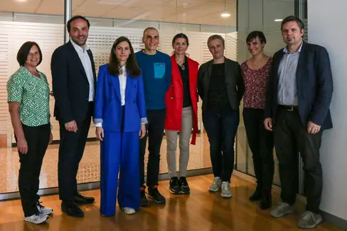 Hanno partecipato al proficuo incontro sulle biblioteche dell’Alto Adige: da sinistra Renate Mair (membro del direttivo BVS), l’assessore provinciale Philipp Achammer, Karin Hochrainer (presidente BVS), Patrick Taschler (vicepresidente BVS), Edith Stobl, Brigitte Stabinger, Hélène Dussaussois e Stephan Leitner (direttore BVS). (Foto: LPA/Ingrid Silginer)