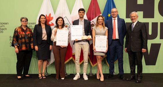Vincitori del Premio Giovani Ricercatori, categoria 1: (da sinistra) Ulrike Tappeiner (presidente della giuria), Barbara Thaler (Camera di commercio del Tirolo), Anna Bertani (2° posto), Philipp Jaufenthaler (1°), Ece Naz Tatar (3°), Andrea De Zordo (Camera di commercio di Trento), Michl Ebner (Camera di commercio di Bolzano). (Foto: Land Tirol/Sedlak)