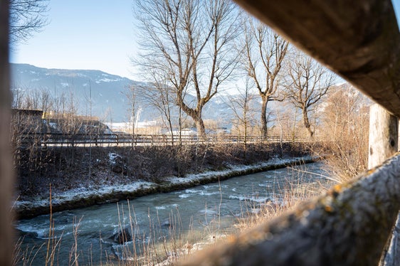 Die Schaffung von Grün- und Freiflächen und die Gestaltung der blauen Korridore (im Bild die Rienz) bilden in der Gemeindeentwicklung von Bruneck wichtige Schwerpunkte. (Foto: LPA/Fabio Brucculeri)
