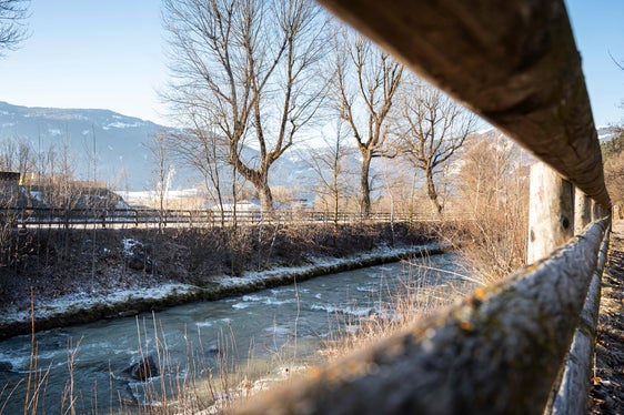 Die Schaffung von Grün- und Freiflächen und die Gestaltung der blauen Korridore (im Bild die Rienz) bilden in der Gemeindeentwicklung von Bruneck wichtige Schwerpunkte. (Foto: LPA/Fabio Brucculeri)