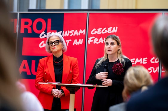 Anlässlich des Tags gegen Gewalt an Frauen wurde die Kampagne des Landes Südtirol Südtirol steht auf im Herbst 2025 vorgestellt. Der Landesbeirat für Chancengleichheit für Frauen mit Präsidentin Ulrike Oberhammer (links) und Vizepräsidentin Nadia Mazzardis, wollen diese Initiative heuer fortsetzen. (Foto: LPA/Fabio Brucculeri)