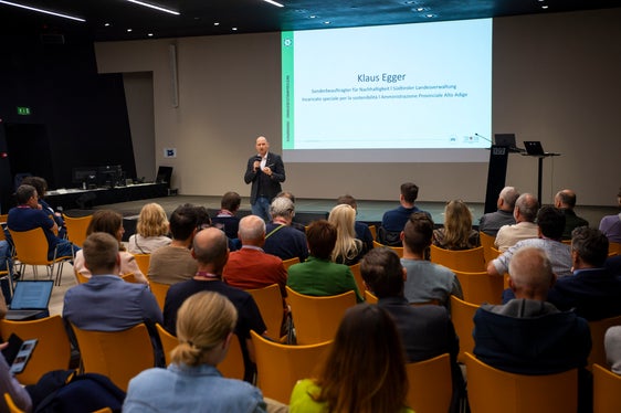 L'obiettivo principale di questo confronto è stato quello di individuare le possibili sinergie nelle proposte e nelle raccomandazioni in corso di elaborazione, dando loro così maggior peso, spiega Klaus Egger, responsabile della sostenibilità della Giunta provinciale. (Foto: ASP/Fabio Brucculeri)