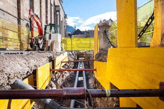 In Bozen werden aktuell rund 23.000 Bürgerinnen und Bürger sowie etwa 900 öffentliche und gewerbliche Gebäude mit Fernwärme versorgt. Nach der Verlegung der Fernwärmerohre am Pfarrplatz (im Bild) werden die Arbeiten unter anderem in der Marconistraße und in der Laurinstraße fortgesetzt. (Foto: LPA/Fabio Brucculeri)