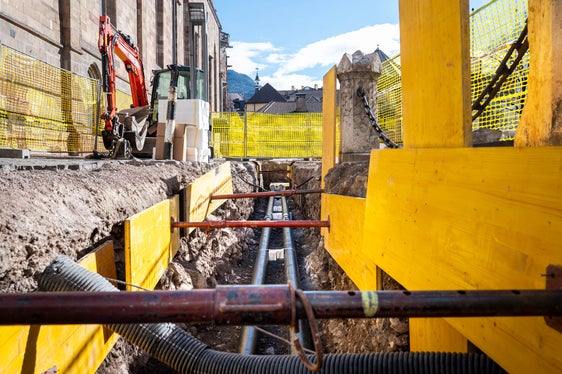 In Bozen werden aktuell rund 23.000 Bürgerinnen und Bürger sowie etwa 900 öffentliche und gewerbliche Gebäude mit Fernwärme versorgt. Nach der Verlegung der Fernwärmerohre am Pfarrplatz (im Bild) werden die Arbeiten unter anderem in der Marconistraße und in der Laurinstraße fortgesetzt. (Foto: LPA/Fabio Brucculeri)
