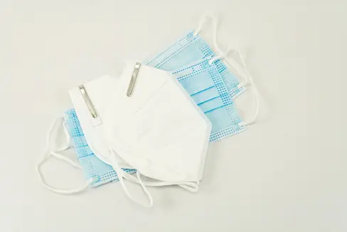 Mit Ende des Covid-19-Notstandes treten mit 1. April zahlreiche Lockerungen in Kraft. Für Südtirol sind diese in der heute vom Landeshauptmann unterzeichneten Verordnung Nr. 10 festgelegt. Die Maskenpflicht gilt weiterhin in geschlossenen Räumen. (Foto: Unsplash)