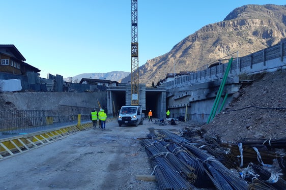 Der Bau der 1,9 Kilometer langen Umfahrung für Branzoll mit dem 702 Meter langen Tunnel (davon 640 Meter in bergmännischer und 60 Meter in offener Bauweise) und neuen Zufahrten geht voran. (Foto: LPA/Landesabteilung Tiefbau)
