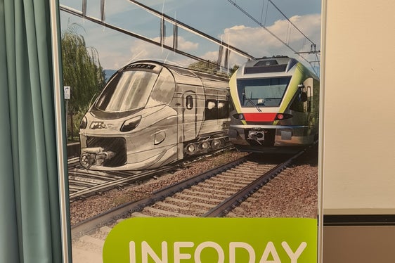 I cittadini ricevono informazioni di prima mano sul raddoppio della linea ferroviaria Merano-Bolzano durante gli Infodays appositamente organizzati. (Foto: ASP/Margit Perathoner)