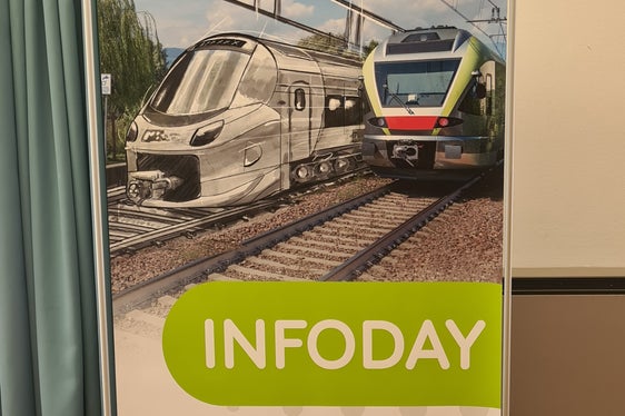 I cittadini ricevono informazioni di prima mano sul raddoppio della linea ferroviaria Merano-Bolzano durante gli Infodays appositamente organizzati. (Foto: ASP/Margit Perathoner)