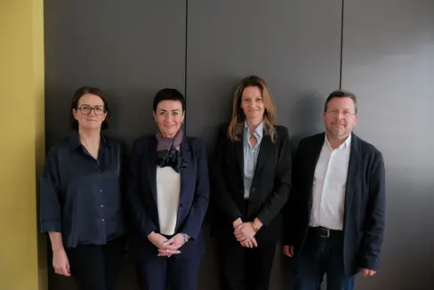 Wollen gemeinsam das Wobi weiterentwickeln: (v.l.) Wobi-Vizepräsidentin Sabine Fischer, Landesrätin Ulli Mair, Wobi-Präsidentin Francesca Tosolini, Wobi-Verwaltungsrat Tony Tschenett. (Foto: LPA/Lukas Forer)