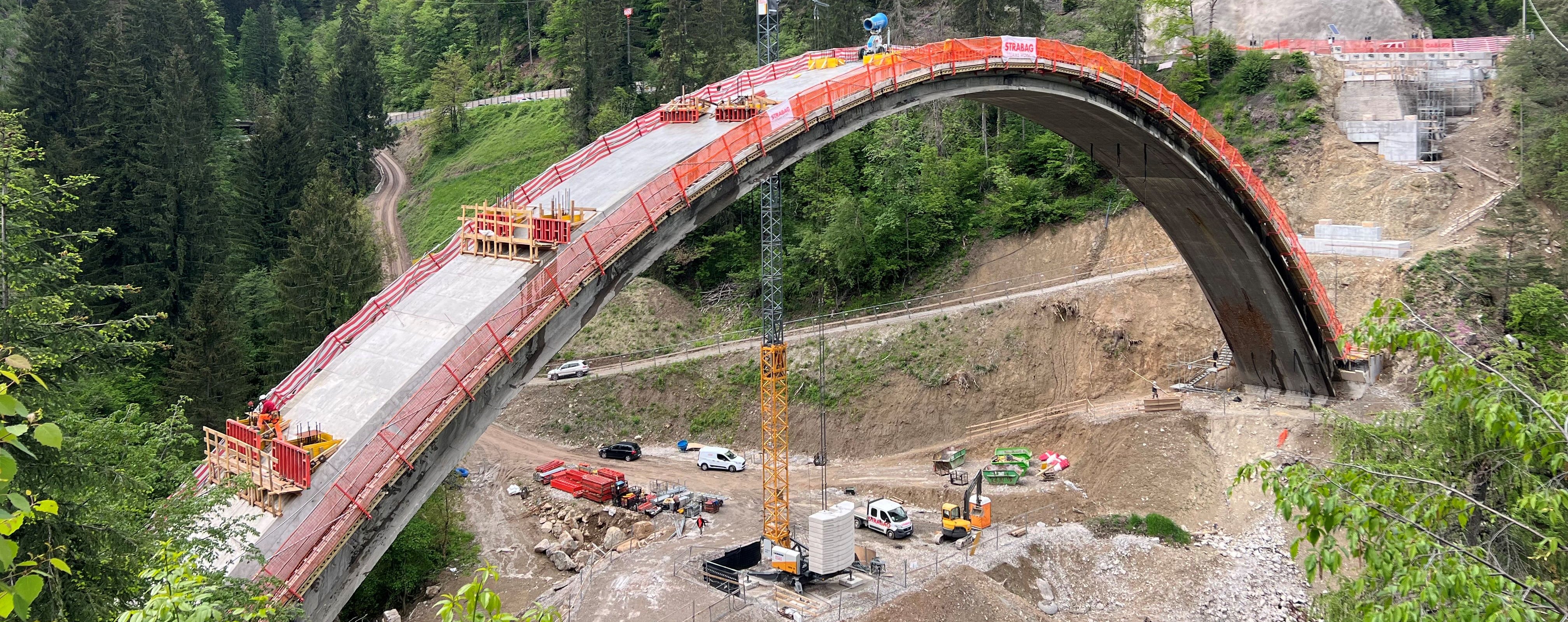 27 progetti infrastrutturali in tutte le zone dell'Alto Adige proseguiranno nel 2024 per conto della Provincia. Ad esempio, sono in pieno svolgimento i lavori di ristrutturazione del ponte di Castel d'Ultimo a San Pancrazio, in Val d'Ultimo. (Foto: ASP/Augustin Hueber)