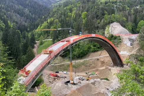 27 Vorhaben im Tiefbau in allen Teilen Südtirols werden 2024 im Auftrag des Landes weitergeführt. Auf Hochtouren laufen zum Beispiel die Arbeiten für die Erneuerung der Brücke beim Schloss Eschenlohe in St. Pankraz im Ultental. (Foto: LPA/Augustin Hueber)