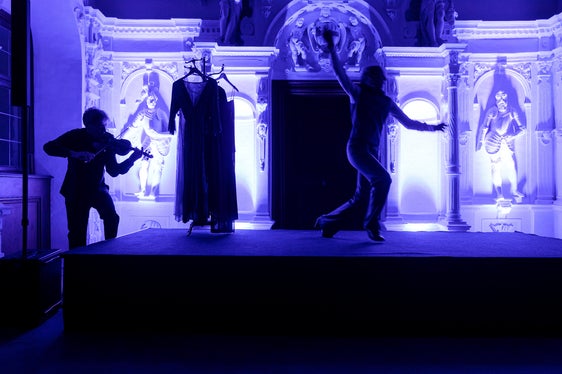 Eine Szene mit Schauspielerin Sarah Kattih und dem Violinisten Matthias Brommann bei der Darbietung von 24 Stunden aus dem Leben einer Frau (Foto: LPA/Tiberio Sorvillo)