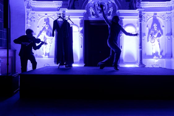 Una scena con l'attrice Sarah Kattih e il violinista Matthias Brommann durante la rappresentazione di “24 ore della vita di una donna” (Foto: ASP/Tiberio Sorvillo)