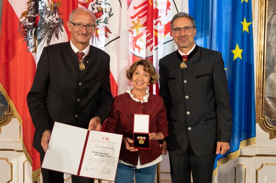 Come molti altri premiati, Simonetta Terzariol (Bolzano) - nella foto con i governatori Mattle (a sinistra) e Kompatscher (a destra) - ha ricevuto la medaglia al merito per il suo forte impegno nel settore sociale. (Foto: Land Tirolo/die Fotografen)