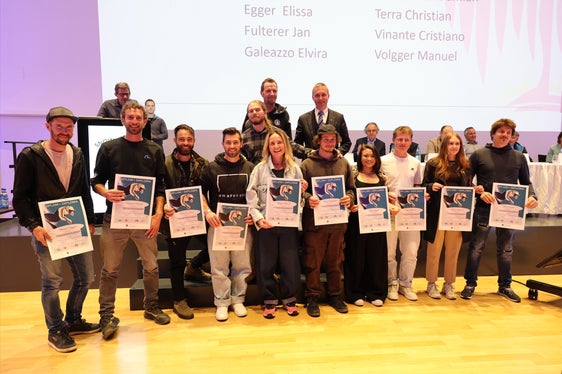 Diploma ricevuto: i nuovi istruttori della disciplina dello snowboard, sullo sfondo a destra l'assessore provinciale Luis Walcher, accanto al direttore tecnico dello snowboard Markus Seeber. (Foto: USP/Dipartimento Agricoltura, Foreste e Turismo/Sabine Pitscheider)