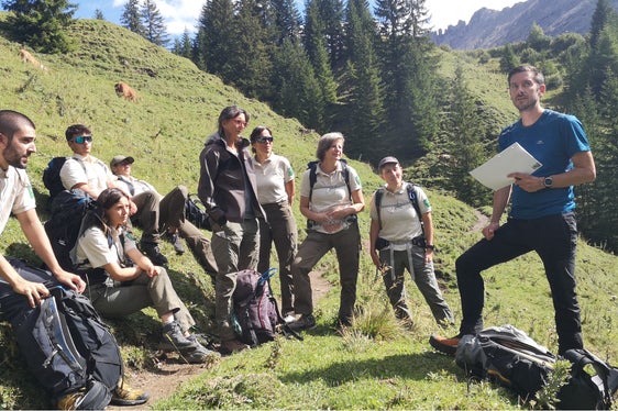 Die saisonalen Schutzgebietsbetreuer und -betreuerinnen schlossen mit einer Geologie-Fortbildung entlang des Geologensteigs mit Daniel Costantini (r.) vom Landesamt für Geologie und Baustoffprüfung ihren Naturschutzdienst ab. (Foto: LPA/Landesamt für Natur)