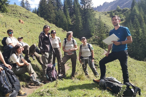 Die saisonalen Schutzgebietsbetreuer und -betreuerinnen schlossen mit einer Geologie-Fortbildung entlang des Geologensteigs mit Daniel Costantini (r.) vom Landesamt für Geologie und Baustoffprüfung ihren Naturschutzdienst ab. (Foto: LPA/Landesamt für Natur)