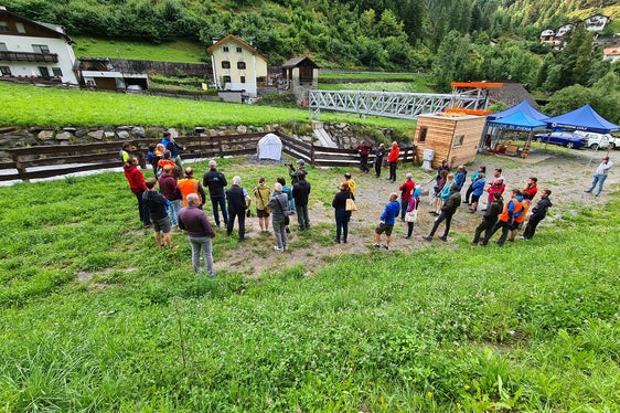 Der Direktor des Landesamtes für Hydrologie und Stauanlagen (im Bild ganz links) führte die Gruppe zur Pegelmessstelle in Stilfser Brücke, die am 24. Oktober im vergangenen Herbst eröffnet worden war. (Foto: LPA/Christoph Oberschmied)