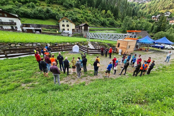 Der Direktor des Landesamtes für Hydrologie und Stauanlagen (im Bild ganz links) führte die Gruppe zur Pegelmessstelle in Stilfser Brücke, die am 24. Oktober im vergangenen Herbst eröffnet worden war. (Foto: LPA/Christoph Oberschmied)