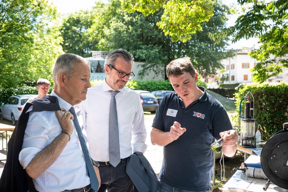 Landesrat Peter Brunner und der Leiferer Bürgermeister Giovanni Seppi informieren sich bei Vizeamtsdirektor Samuel Vorhauser (von links) über die Analysen der Limnologie. (Foto: LPA/Fabio Brucculeri)