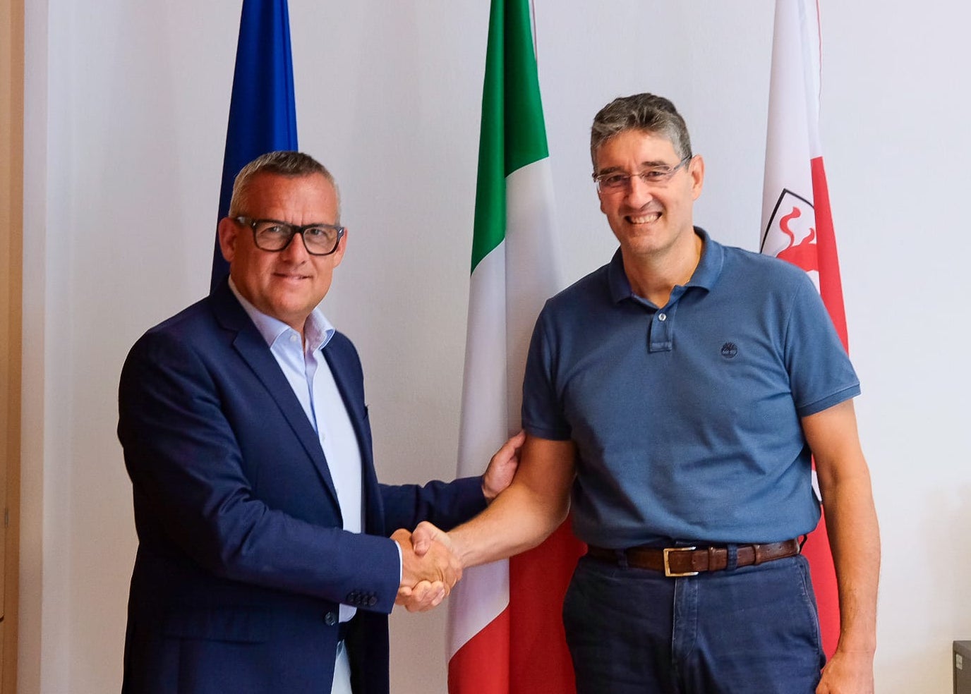 Seit 1. September steht Marco Springhetti (rechts) der Abteilung Hochbau und technischer Dienst vor. Die Abteilung fällt in die politische Zuständigkeit von Landesrat Christian Bianchi. (Foto: LPA/Ressort für Hochbau, Valorisierung des Vermögens, Grundbuch und Kataster)