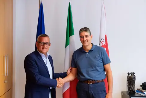 Il saluto di insediamento. Il neo direttore della Ripartizione Edilizia e Servizio tecnico Marco Springhetti (nella foto a destra) stringe la mano all'assessore Christian Bianchi.