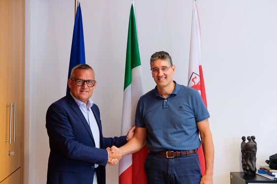 Il saluto di insediamento. Il neo direttore della Ripartizione Edilizia e Servizio tecnico Marco Springhetti (nella foto a destra) stringe la mano all'assessore Christian Bianchi.