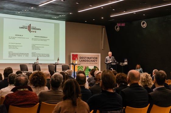 L'architetto paesaggista Andreas Kipar di Studio Land: Dobbiamo concentrarci su un paesaggio produttivo che porti benefici economici e sociali, e coinvolgere i cittadini e tutte le parti interessate. (Foto: ASP/Claudia Corrent)