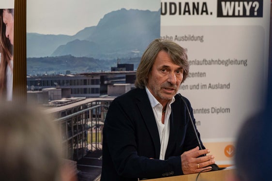 “Chi oggi studia Medicina contribuisce a plasmare l’assistenza sanitaria di domani. Per questo investiamo in una formazione di alta qualità sul territorio e creiamo prospettive per le giovani e i giovani dell’Alto Adige”, sottolinea l’assessore provinciale alla Prevenzione sanitaria e Salute Hubert Messner (Foto: USP)