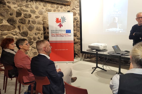 Maurizio Panizza, scrittore e vicepresidente dell'Ordine dei giornalisti del Trentino-Alto Adige, ha moderato la serata. (Foto: Euregio/Armin Gluderer)