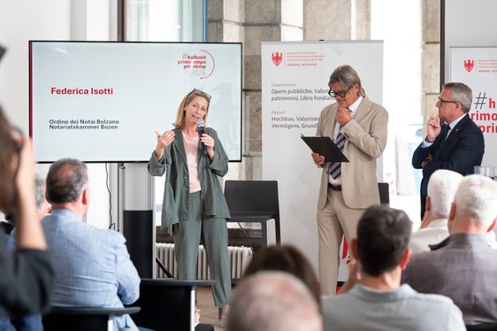 La conferenza stampa di metà mandato dell'assessore Christian Bianchi ha coinvolto anche i rappresentanti delle categorie professionali. Da sinistra a destra: il membro del consiglio notarile di Bolzano Federica Isotti, il direttore dell'Alto Adige e moderatore dell'evento Valentino Beccari e l'assessore Christian Bianchi. (Foto: USP/Fabio Brucculeri)