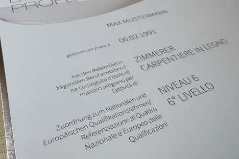 Con l'assegnazione al livello 6 del Quadro europeo delle qualifiche (QEQ/EQF), il titolo di maestro professionale e tecnico del commercio ottiene una classificazione riconosciuta a livello europeo, che semplifica le candidature o il riconoscimento dei titoli nei paesi dell'UE. (Foto: Ufficio Apprendistato e formazione dei maestri professionali)