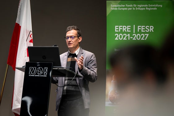 Über die wichtigsten Prioritäten und die dafür verplanten Geldmittel informierte Peter Paul Gamper, der Direktor des Amtes für europäische Integration, das für die Abwicklung des EFRE-Programms verantwortlich ist. (Foto: LPA/Fabio Brucculeri)