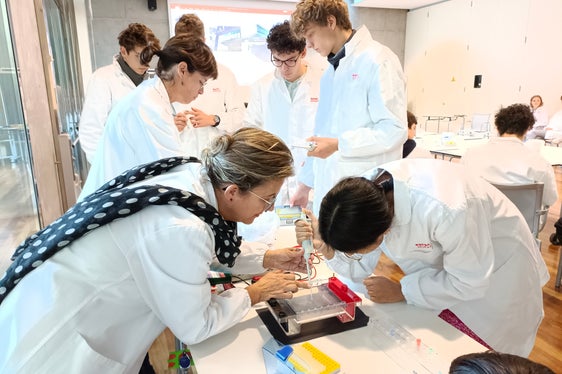 Eine Woche lang konnten sich die Schülerinnen und Schüler als DNA-Detektive versuchen. (Foto: LPA/Christine Zingerle)