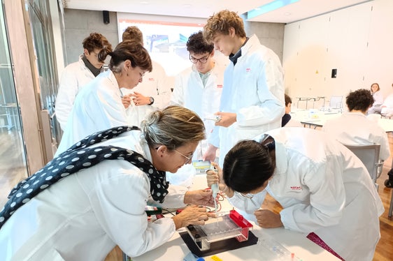 Eine Woche lang konnten sich die Schülerinnen und Schüler als DNA-Detektive versuchen. (Foto: LPA/Christine Zingerle)