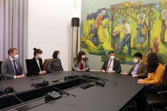 Incontro sulla mobilità: Niklas Klinge, Annika Schmidt, Mariachiara Scibona, Ariane Benedikter, l'assessore Daniel Alfreider, Julian Nikolaus Rensi e Katja Oberrauch (Foto: ASP/Ingo Dejaco)