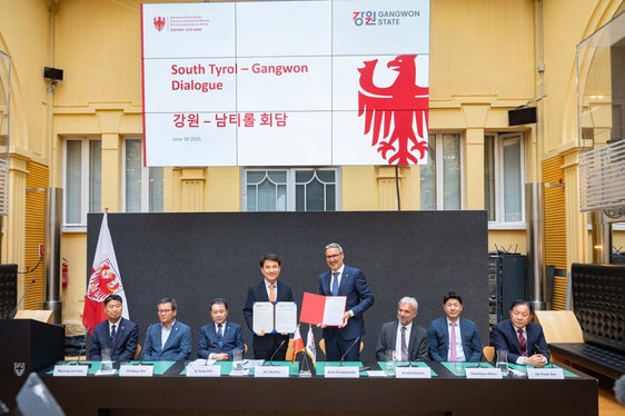 Gouverneur Jin-Tae Kim und Landeshauptmann Arno Kompatscher tauschten Freundschaftsbekundungen aus (von links): Myeong Jun Ham, Bürgermeister der Gemeinde Goseong, Hongkyu Kim, Bürgermeister der Stadt Gangneung, Si-sung Kim, Vorsitzender des Staatsrats der Provinz Gangwon, Jin Tae Kim, Gouverneur der Provinz Gangwon, Landeshauptmann Arno Kompatscher, Landtagspräsident Arnold Schuler, Kwanhyun Moon, Vorsitzender des Ausschusses für Planung und Verwaltung des Staatsrats der Provinz Gangwon und Jae Kook Sim, Bürgermeister der Gemeinde Pyeongchang. (Foto: LPA/Greta Stuefer)