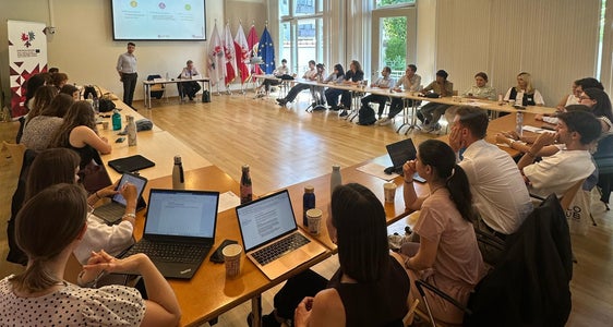 Parte della formazione: workshop e incontri - come qui presso la sede della Rappresentanza dell'Euregio a Bruxelles - con rappresentanti dell'UE, dei media e personalità dei territori dell'Euregio attive a Bruxelles (Foto: Euregio)