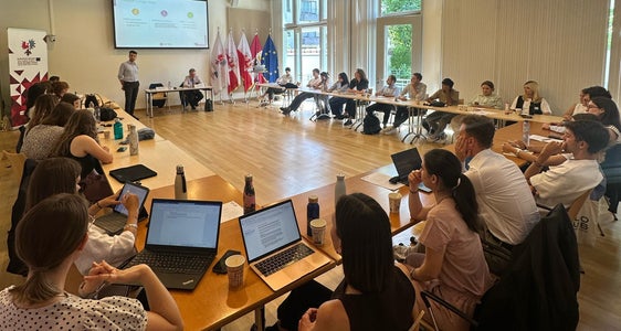 Teil der Ausbildung: Workshops und Begegnungen - wie hier am Sitz der Euregio-Vertretung in Brüssel - mit EU-Vertretenden, Medien und in Brüssel wirkende Personen aus den Euregio-Ländern (Foto: Euregio)