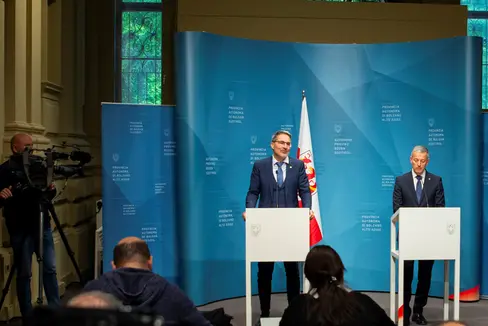 La Giunta provinciale ha approvato oggi (23 aprile) un disegno di legge omnibus che contiene numerose modifiche di leggi provinciali in varie materie. Il presidente Kompatscher lo ha annunciato in conferenza stampa assieme all'assessore Brunner. (Foto: ASP/Fabio Brucculeri)