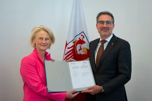 Il presidente Arno Kompatscher e la rettrice Veronika Sexl hanno siglato oggi (16 maggio) l’intesa che consentirà agli studenti dell'Università di Innsbruck di svolgere il tirocinio nell'Amministrazione provinciale (Foto: ASP/Fabio Brucculeri)