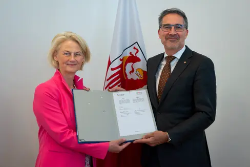 Il presidente Arno Kompatscher e la rettrice Veronika Sexl hanno siglato oggi (16 maggio) l’intesa che consentirà agli studenti dell'Università di Innsbruck di svolgere il tirocinio nell'Amministrazione provinciale (Foto: ASP/Fabio Brucculeri)