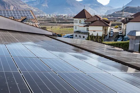 Die Förderung von netzgebundenen Photovoltaikanlagen für kleine Unternehmen geht auch 2025 weiter: Der Fördersatz beträgt 20 Prozent der zulässigen Kosten. (Foto: LPA/Manuela Tessaro)