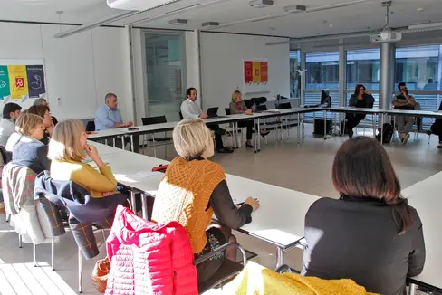 Un'immagine dell'incontro degli assessori Deeg ed Achammer con i rappresentanti delle organizzazioni che si occupano dell'accudimento pomeridiano (Foto: ASP/Greta Stuefer)