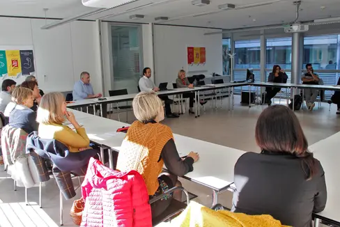 Un'immagine dell'incontro degli assessori Deeg ed Achammer con i rappresentanti delle organizzazioni che si occupano dell'accudimento pomeridiano (Foto: ASP/Greta Stuefer)